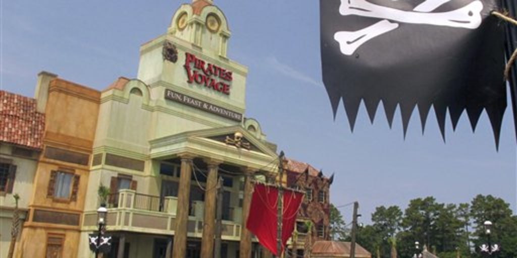 Dolly Parton Launches Pirate Show On Sc Coast