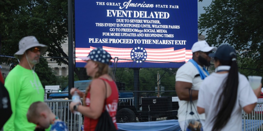 Thousands evacuated from National Mall due to weather
