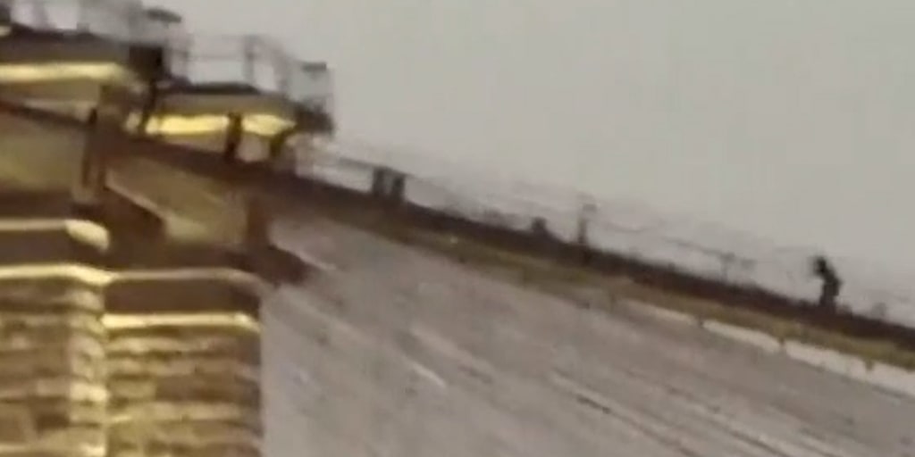 Man climbs Brooklyn Bridge, walks along suspension cables