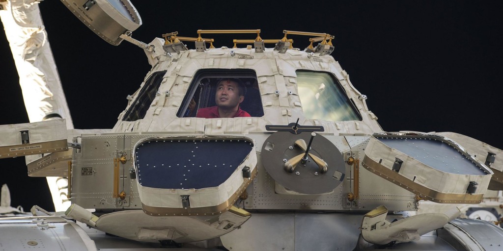 Month in Space: Astronauts Trek to and From Orbit