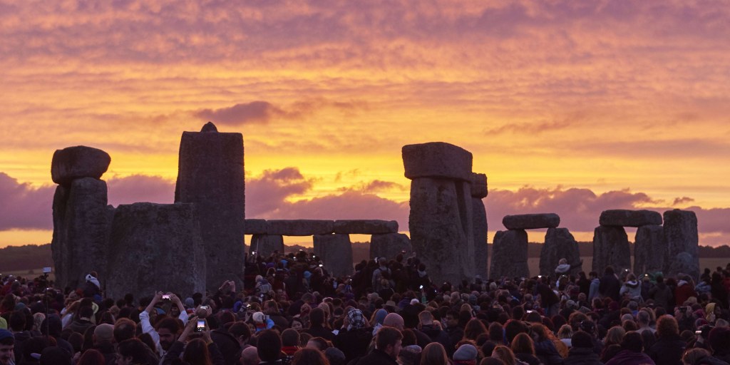 Summer Solstice: Thousands Watch Longest Day Break at