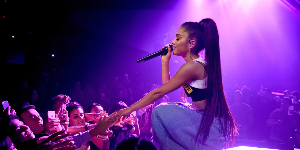 Ariana Grande Suspends Tour Manchester Bombing