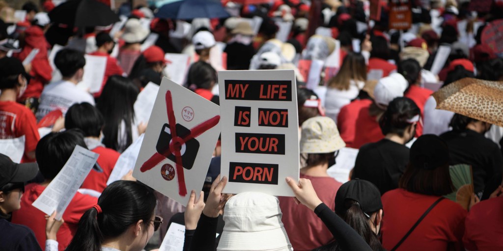 Thousands of South Korean women protest against 'spy cam porn'