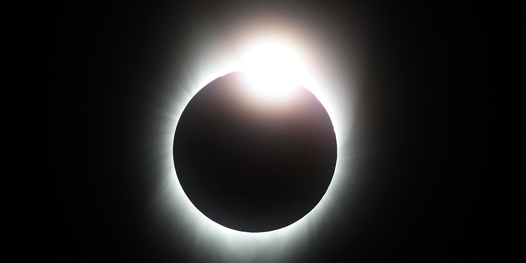 https://media-cldnry.s-nbcnews.com/image/upload/t_nbcnews-fp-1024-512,f_auto,q_auto:best/newscms/2019_26/2630096/181102-solar-eclipse-mc-14182.JPG
