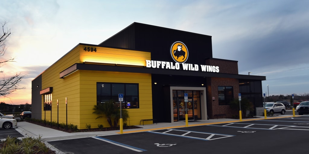 Vær tilfreds syv Traktor Buffalo Wild Wings employees fired for telling black family to move to  please 'regulars'