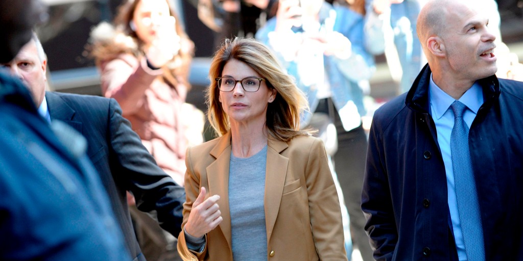 190403-lori-loughlin-court-ew-239p.jpg