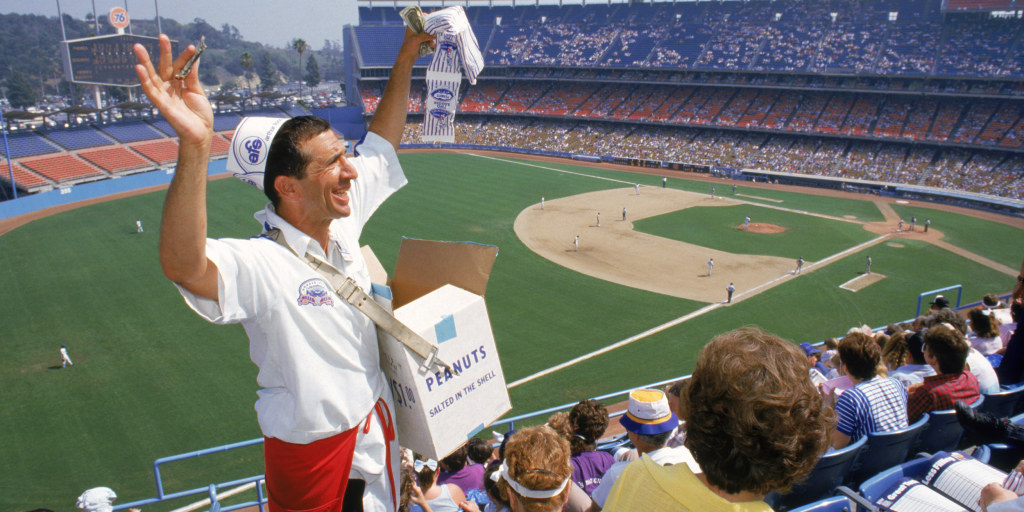 Former Los Angeles Dodger player Fernando Valenzuela and actor George  News Photo - Getty Images