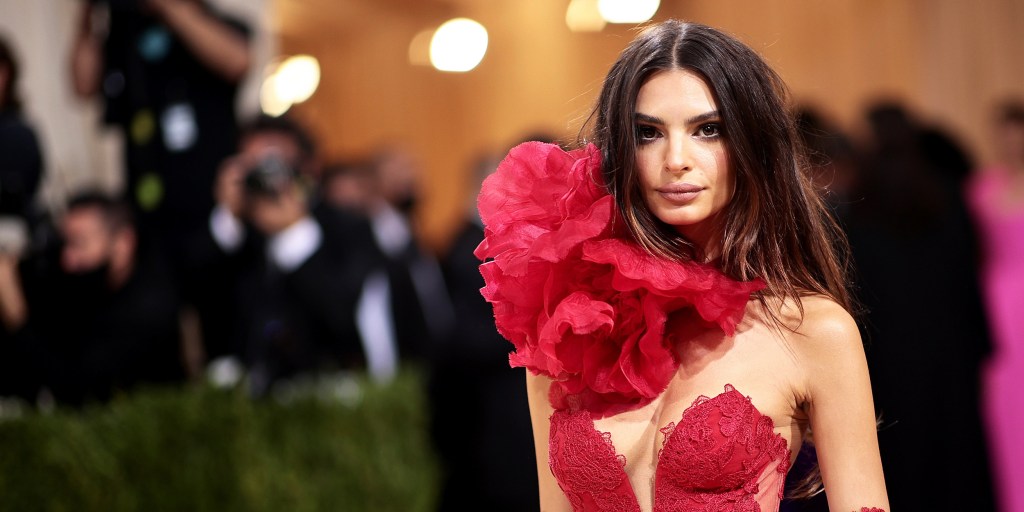 Emily Ratajkowski Alleges Robin Thicke Of “Cupping Her Bare