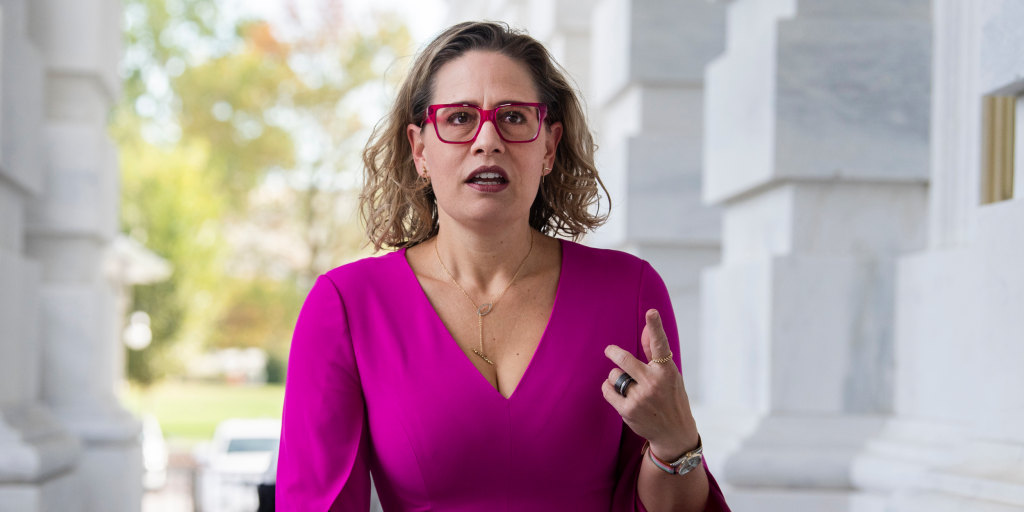 Kyrsten Sinema switches from Democrat to independent. Here's what happens next. - Vimarsana News