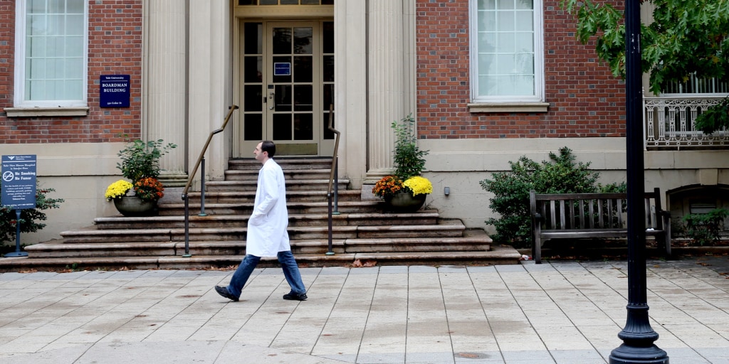 220330-yale-med-school-mb-1147-15b223.jp