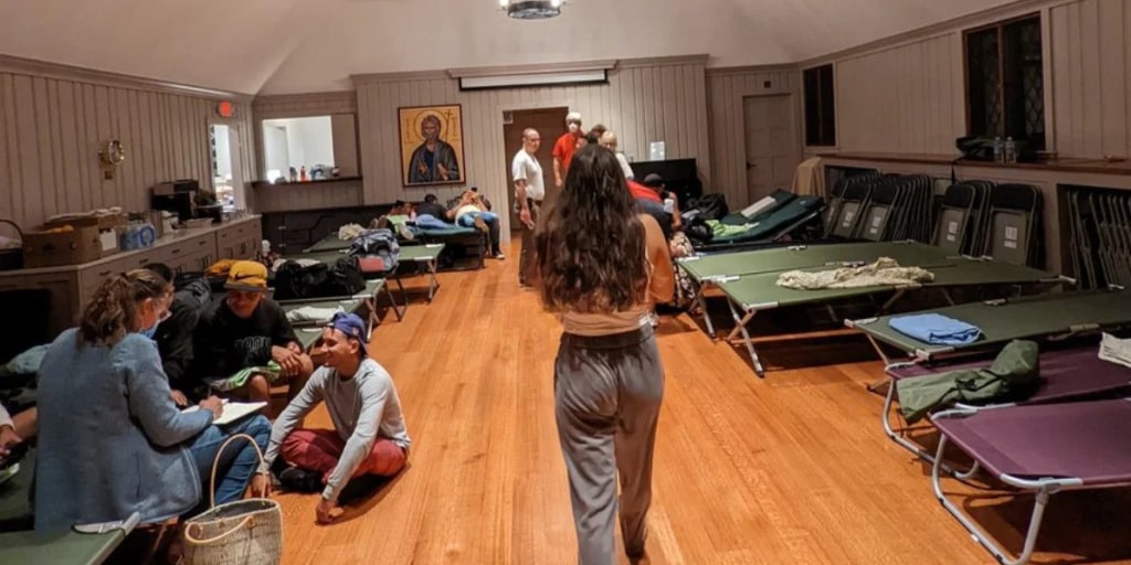 El gobernador de Florida Ron DeSantis envía 50 migrantes a la millonaria isla Martha's Vineyard en Massachusetts - Vimarsana News