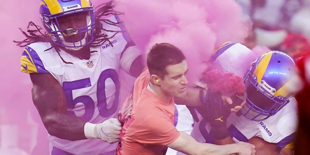 49ers – Rams: Why pink smoke bombs on the field at from protesters