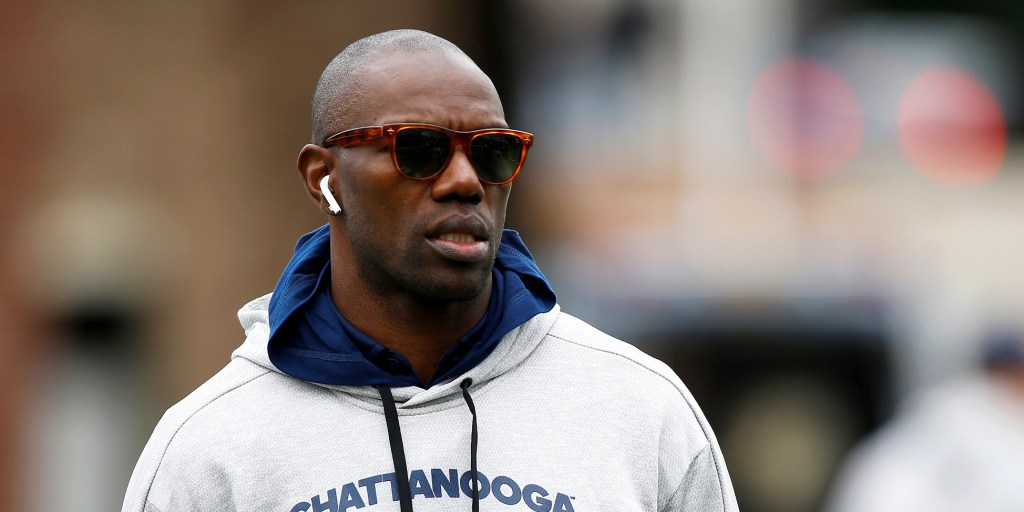 Terrell Owens Gets into Fight with Man Outside Los Angeles-Area Drug Store  [Video]