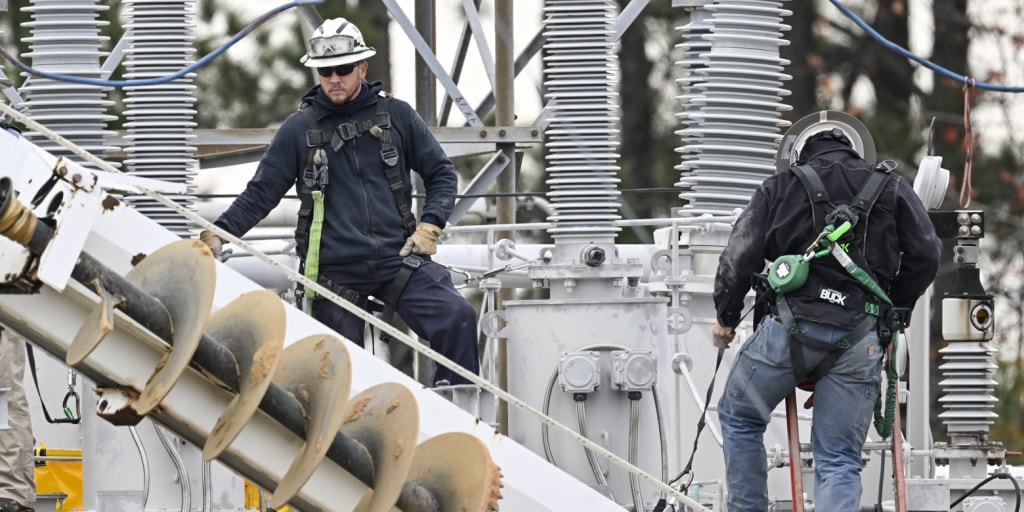 https://media-cldnry.s-nbcnews.com/image/upload/t_nbcnews-fp-1024-512,f_auto,q_auto:best/rockcms/2022-12/221206-north-carolina-power-substation-jm-1712-a044ca.jpg