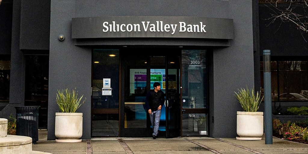 Watch: Massive line forms outside Silicon Valley Bank as customers panic,  over $200 billion in peril - BusinessToday