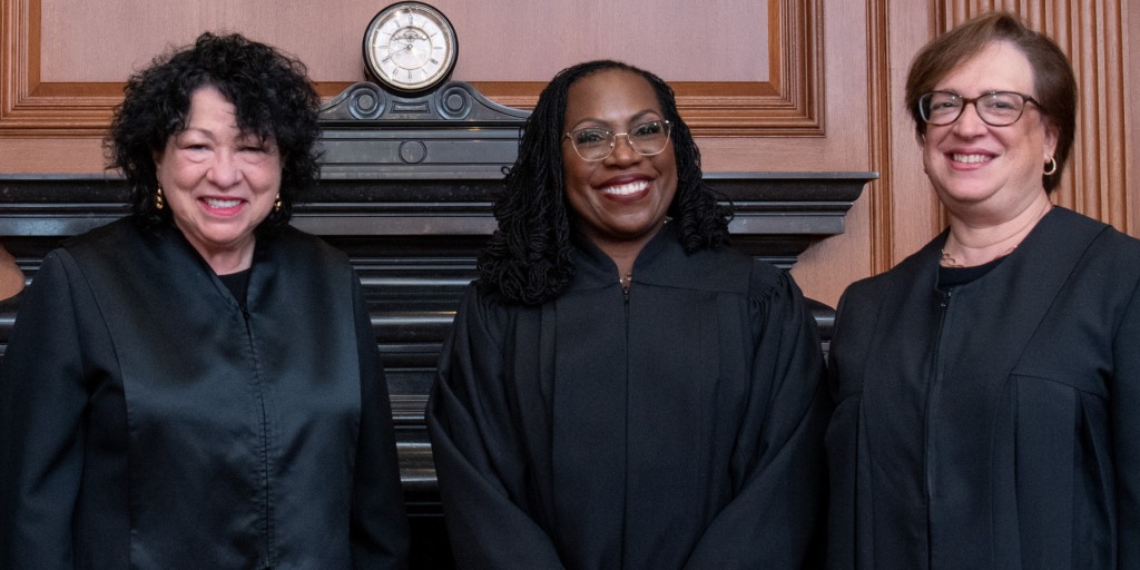 Liberal Supreme Court justices shouldn't let Clarence Thomas off the hook - Vimarsana News