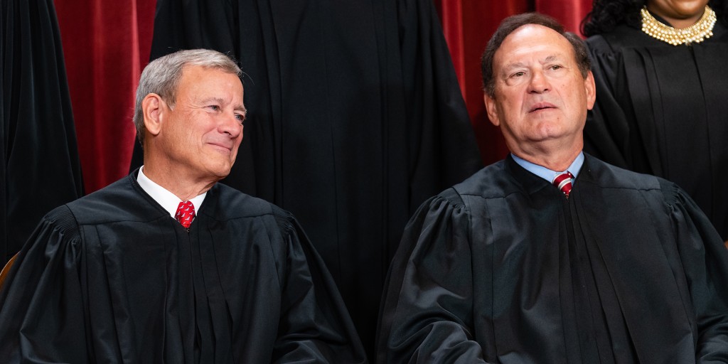 Dem senator files ethics complaint against Justice Samuel Alito - Vimarsana News