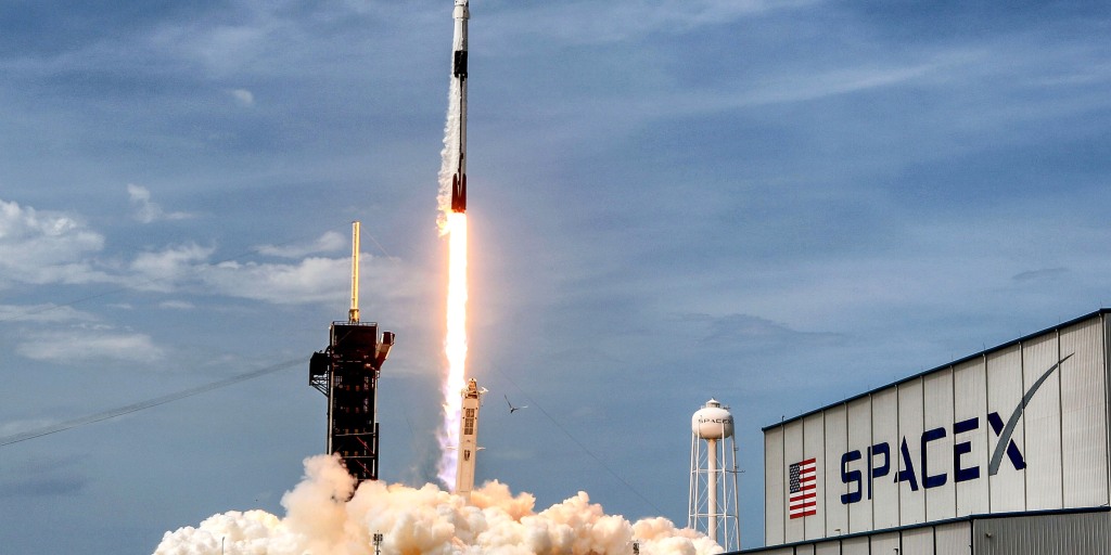 https://media-cldnry.s-nbcnews.com/image/upload/t_nbcnews-fp-1024-512,f_auto,q_auto:best/rockcms/2023-08/230824-spacex-rocket-ew-100p-ff260f.jpg