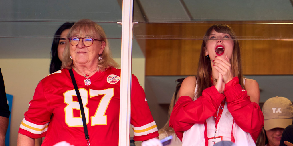 Taylor Swift in Travis Kelce Suite at Chiefs Game Wins Home Decor Poster  Canvas - Mugteeco