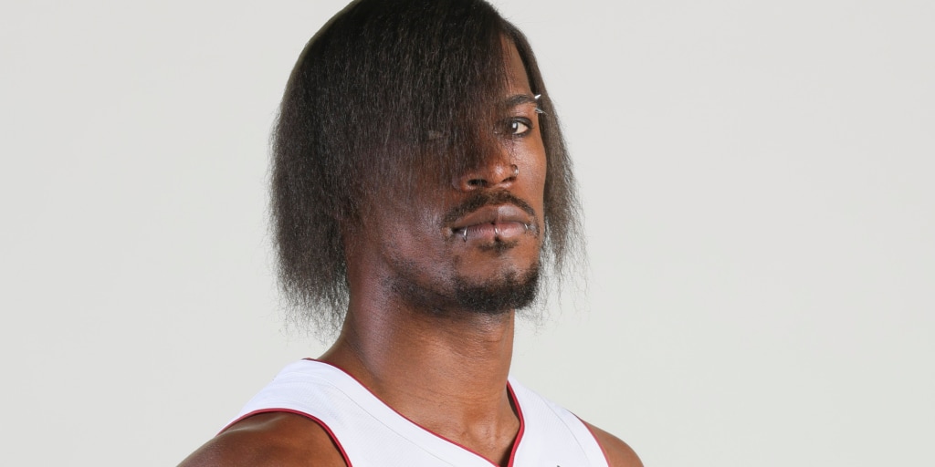 Jimmy Butler viraliza na NBA ao aparecer com cabelo e visual emo
