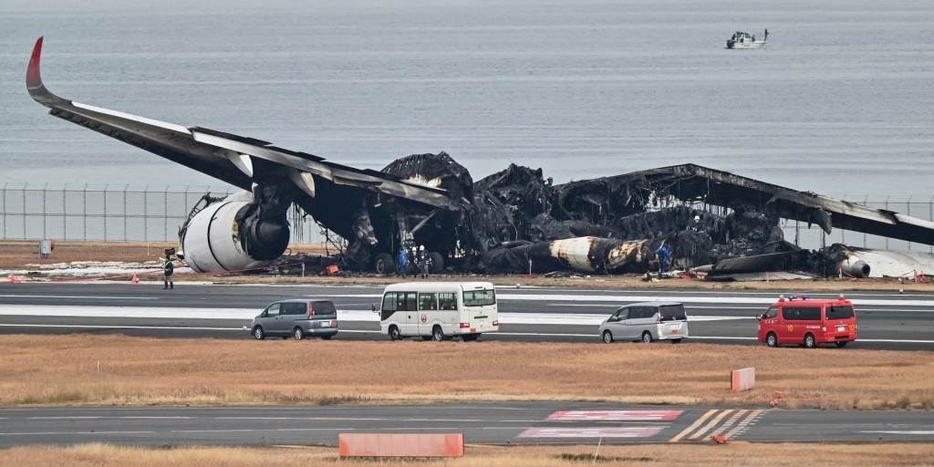RAID JAPAN TWO SIDE レア Fiery crash between two planes at Tokyo airport probed by Japanese
