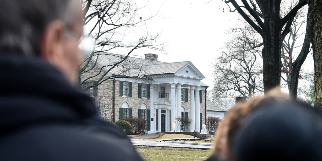 Judge delays sale of Graceland and suggests Elvis' granddaughter will