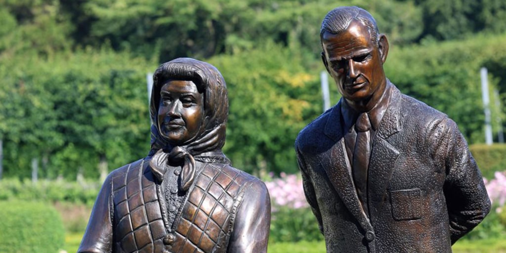 New Queen Elizabeth II statue mocked for looking like Mrs. Doubtfire