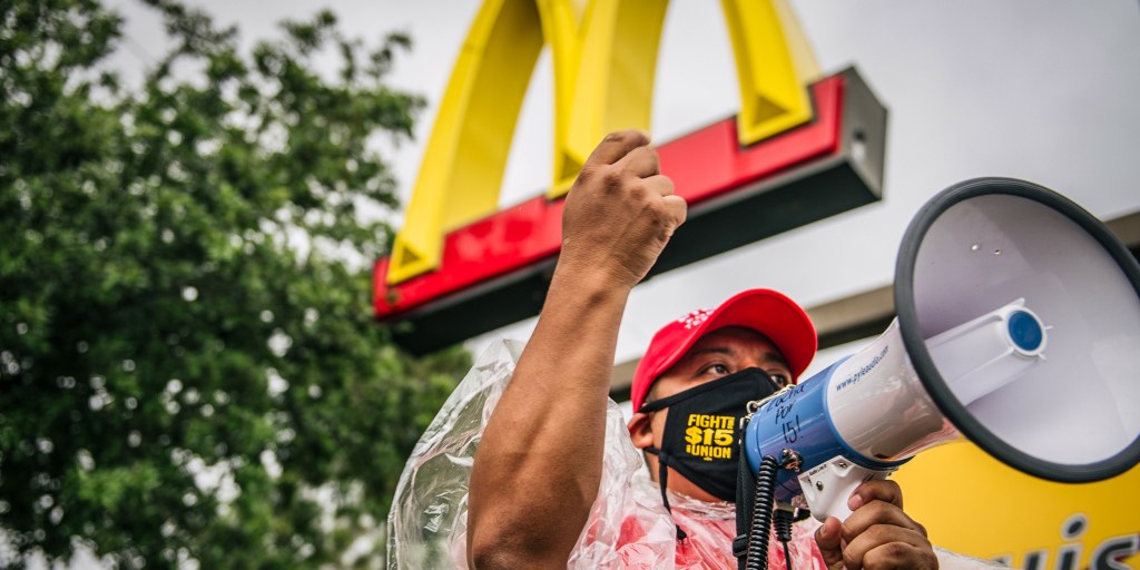 https://media-cldnry.s-nbcnews.com/image/upload/t_nbcnews-fp-1024-512,f_auto,q_auto:best/rockcms/2024-10/241021-strike-fast-food-mcdonalds-ew-314p-55f624.jpg