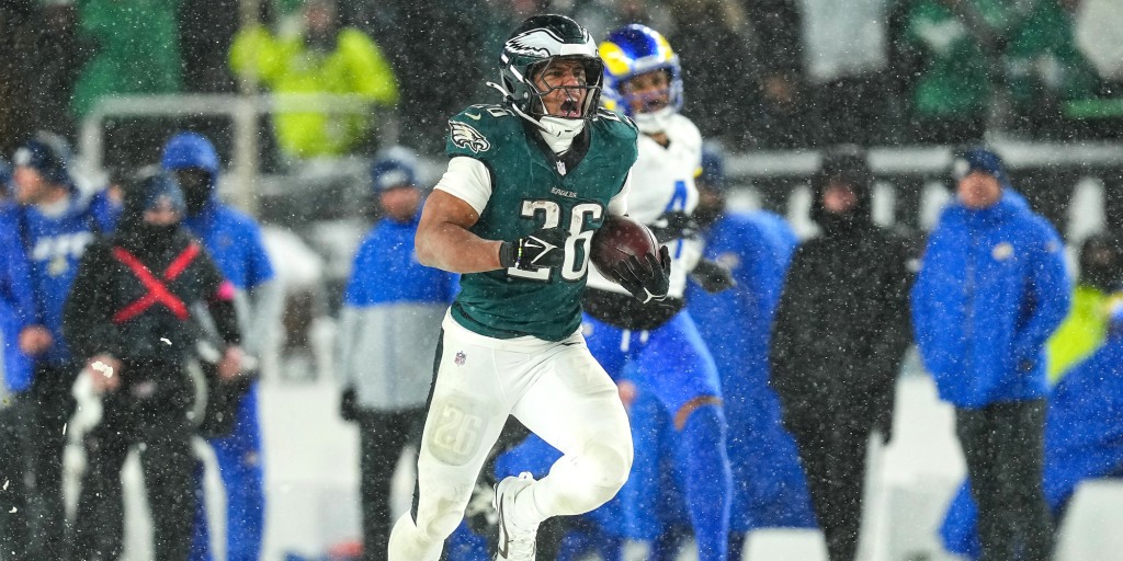 Run формы. Бегущий человек со спины. Run that back. Девушка бежит. Бежит по пляжу.