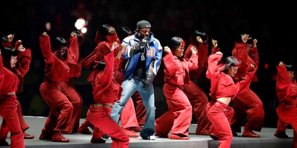  Kendrick Lamar's Electrifying Super Bowl Halftime Show: A Masterclass in Storytelling and Controversy 