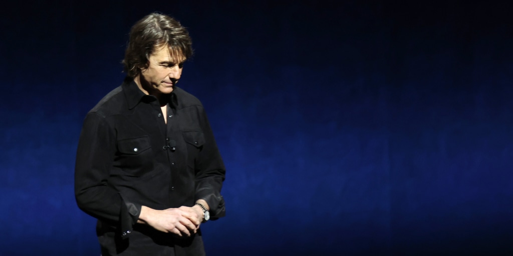 Tom Cruise pays tribute to Val Kilmer with a moment of silence at CinemaCon