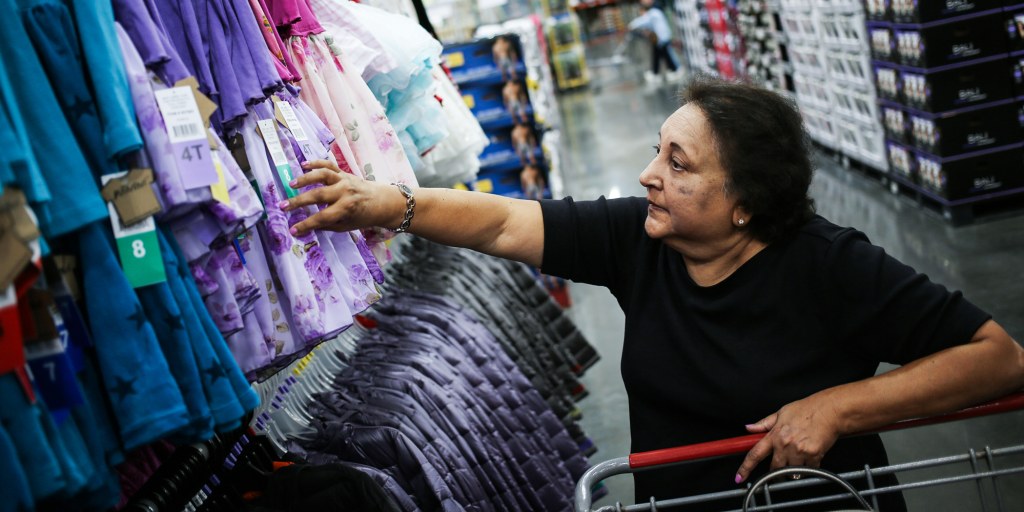 Compras en tienda de ropa