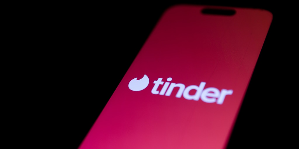 Woman accused of trying to hire guy she met on Tinder to kill ex and his daughter