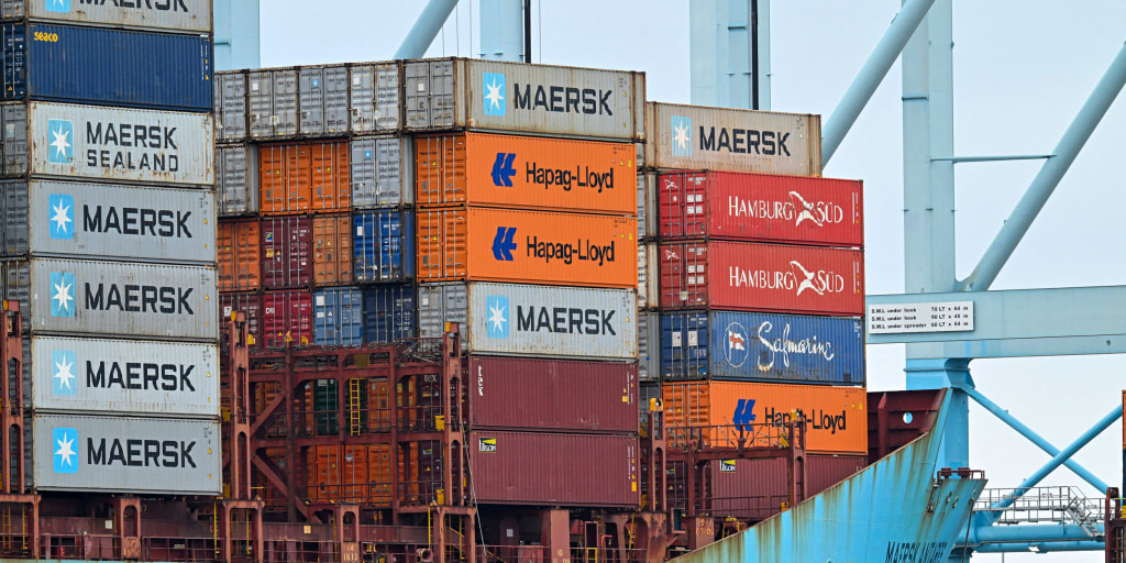 https://media-cldnry.s-nbcnews.com/image/upload/t_nbcnews-fp-1024-512,f_auto,q_auto:best/rockcms/2025-05/250506-shipping-containers-ch-0929-811acc.jpg