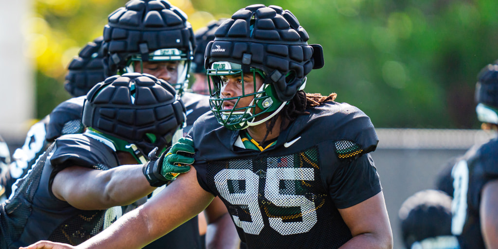 Baylor defensive lineman Alex Foster dies at 18