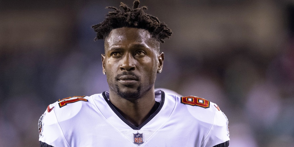 Former NFL star wide receiver Antonio Brown plans to accept a plea deal on an attempted murder charge in Miami that avoids prison, his lawyer says.