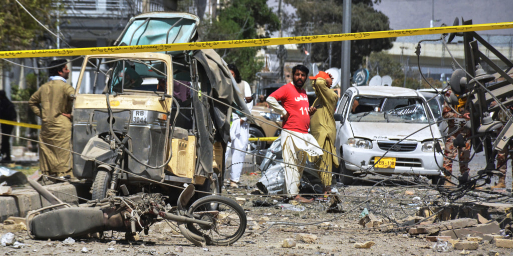 At least 10 killed by car bomb outside Pakistan's security force