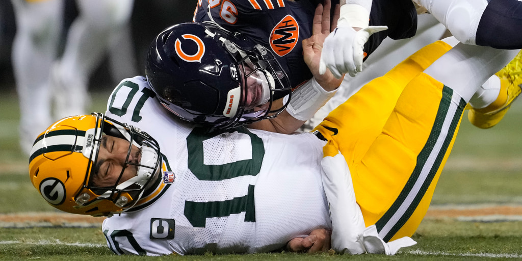 Packers' Jordan Love leaves with concussion; Bears come back to