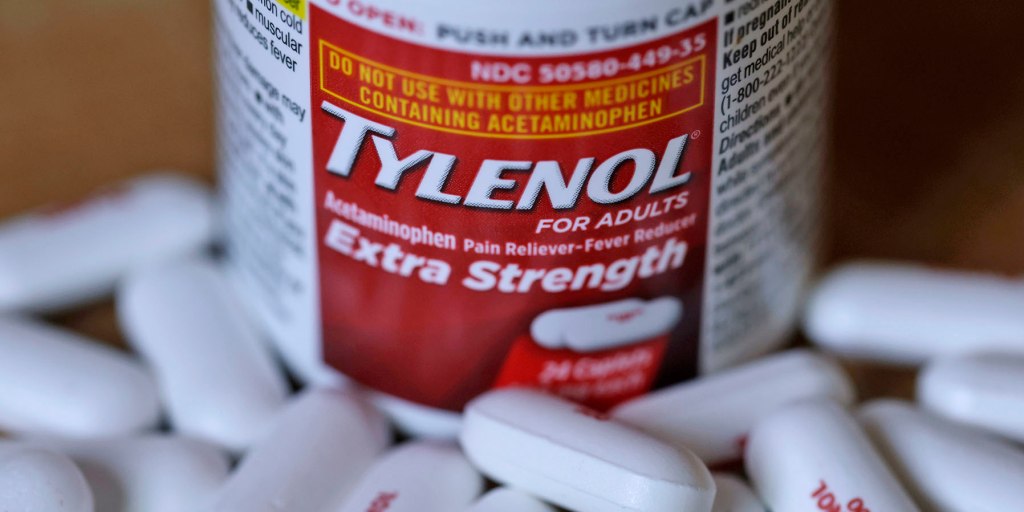 Robert F. Kennedy Jr. explains cutting-edge fetal medicine to Donald Trump, who nods along like a man who just discovered the word ‘acetaminophen’ this week.