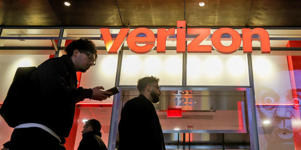 https://media-cldnry.s-nbcnews.com/image/upload/t_nbcnews-fp-1024-512,f_auto,q_auto:best/rockcms/2026-01/260115-verizon-mn-1010-0ecf89.jpg