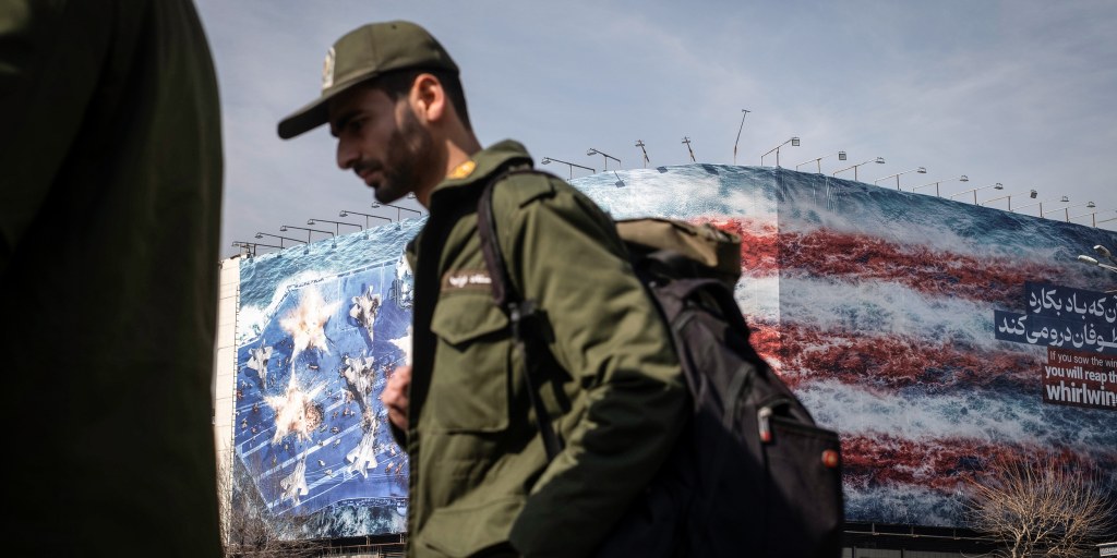 Trump studies a blank map of Iran while the Pentagon labels it 'flexible objectives.'