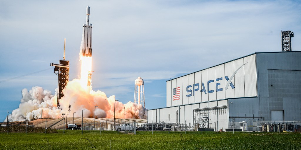https://media-cldnry.s-nbcnews.com/image/upload/t_nbcnews-fp-1024-512,f_auto,q_auto:best/rockcms/2026-02/260209-spacex-rocket-launch-vl-1018a-2830a1.jpg