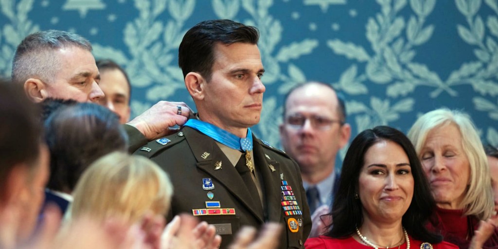 Pilot who helped capture Maduro honored by Trump in camera-ready moment