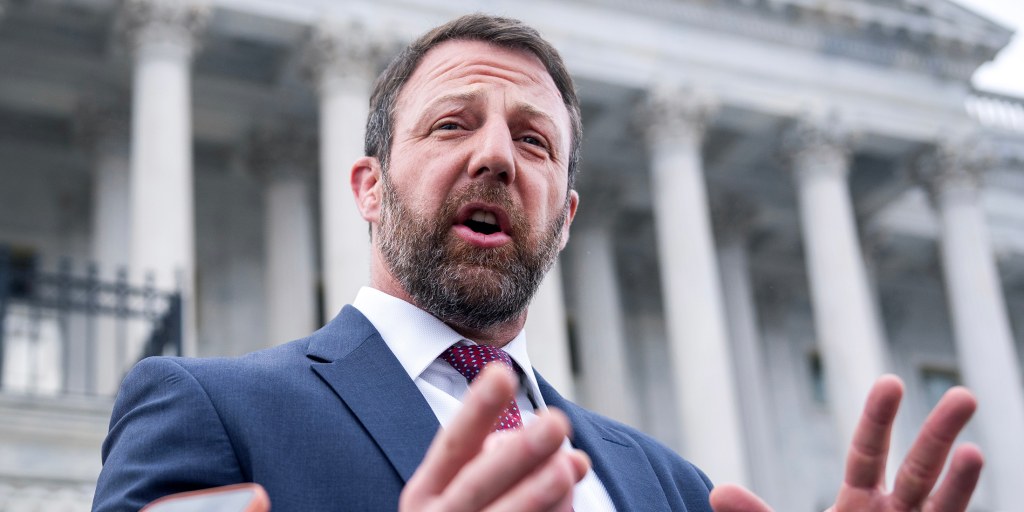 Trump's DHS pick Mullin advances by one vote after Sen. Fetterman votes yes