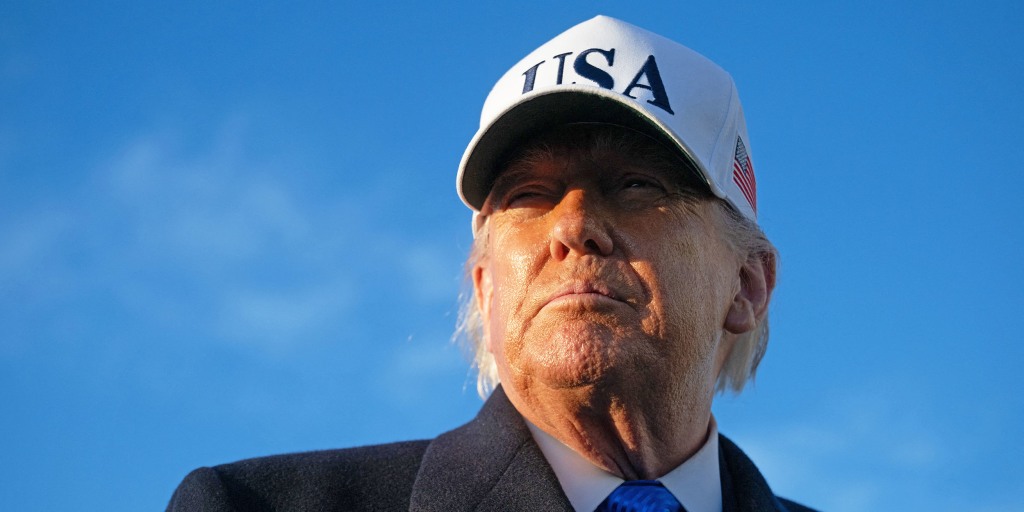 Trump signs an executive order to create federal voter lists