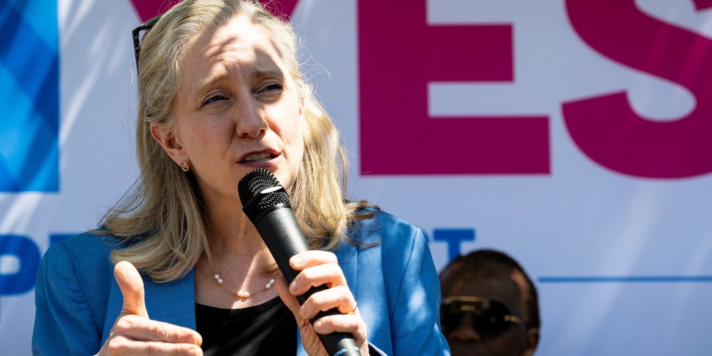 Virginia voters approve Democrats' redistricting plan, giving the party a midterm election boost