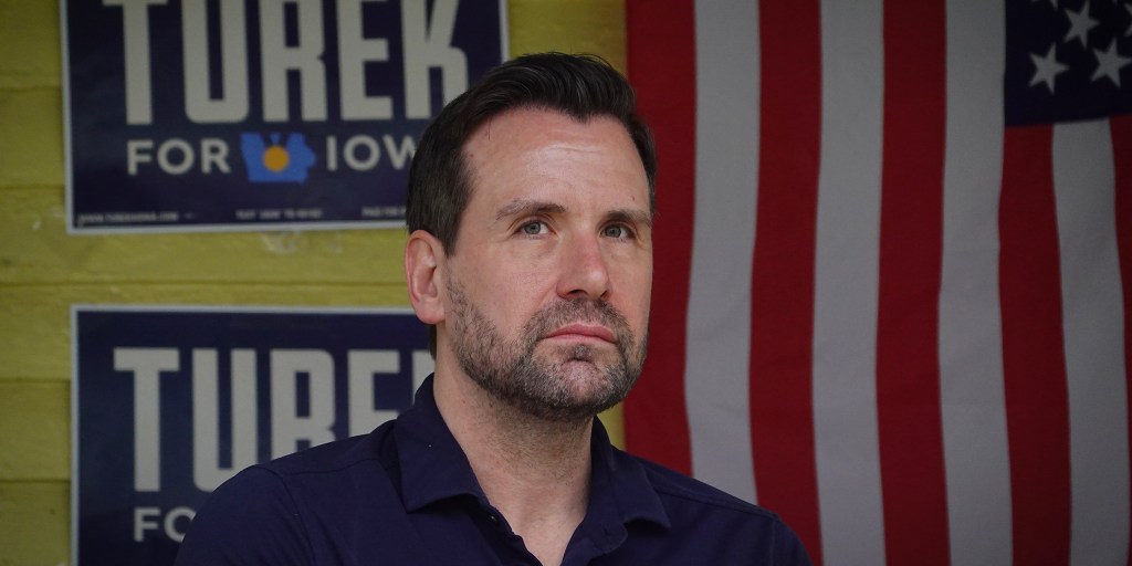 Turek, Hinson advance to midterms after Iowa Senate primary election wins
