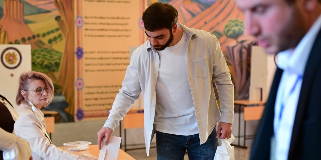 Armenians go to the polls under Russian pressure aimed at preventing a drift toward West