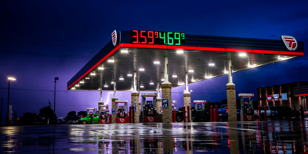 https://media-cldnry.s-nbcnews.com/image/upload/t_nbcnews-fp-1024-512,f_auto,q_auto:best/rockcms/2026-06/260608-gas-station-texas-ew-337p-cf3b21.jpg