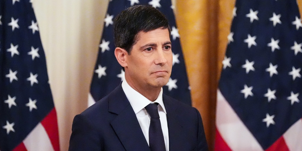 https://media-cldnry.s-nbcnews.com/image/upload/t_nbcnews-fp-1024-512,f_auto,q_auto:best/rockcms/2026-06/260616-Kevin-Warsh-vsb-1819-051286.jpg